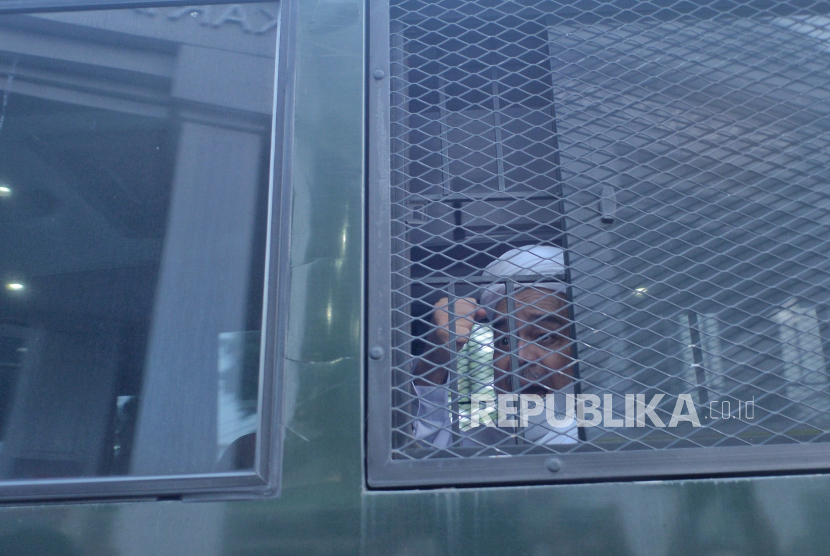 Terdakwa kasus dugaan pelanggaran karantina kesehatan Habib Rizieq Shihab (HRS) menaiki mobil tahanan usai menjalani sidang di Pengadilan Negeri Jakarta Timur, beberapa waktu lalu.