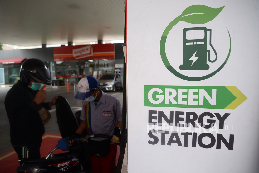 Petugas membatu mengisi bahan bakar minyak (BBM) pada sebuah kendaraan di SPBU Green Energy Station Fatmawati, Jakarta (ilustrasi). 
