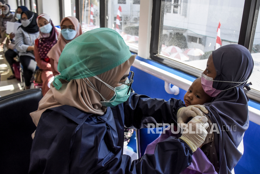 Vaksinator menyuntikkan vaksin Covid-19 ke ibu hamil dan menyusui menggunakan metode satu ke banyak (one to many) di RSUD Al Ihsan, Baleendah, Kabupaten Bandung, Kamis (26/8). Sebanyak 200 ibu hamil yang memiliki kandungan 13 minggu hingga 34 minggu dan ibu menyusui menjalani vaksinasi Covid-19 yang diselenggarakan oleh Pemerintah Provinsi Jawa Barat bersama RSUD Al Ihsan sebagai upaya percepatan vaksinasi nasional sekaligus melindungi ibu hamil dan janin dari infeksi Covid-19. Foto: Republika/Abdan Syakura