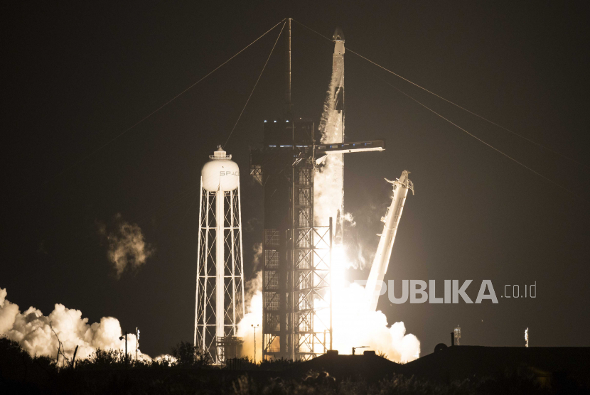  Foto selebaran yang disediakan oleh NASA menunjukkan roket SpaceX Falcon 9 yang membawa pesawat luar angkasa Crew Dragon milik perusahaan untuk misi SpaceX Crew-1 NASA, ke Stasiun Luar Angkasa Internasional, di Cape Canaveral, Flordia, AS, 15 November 2020. ilustrasi