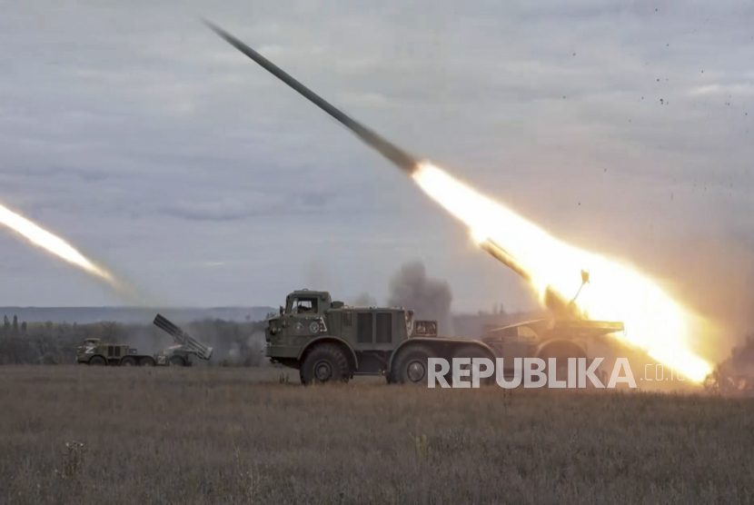 Layanan pers Kementerian Pertahanan Rusia pada 24 November 2022 menunjukkan sistem peluncuran roket ganda Badai Rusia yang ditembakkan di lokasi yang dirahasiakan di wilayah Donetsk, Ukraina timur.  Rusia dikabarkan mulai kehabisan amunisi.