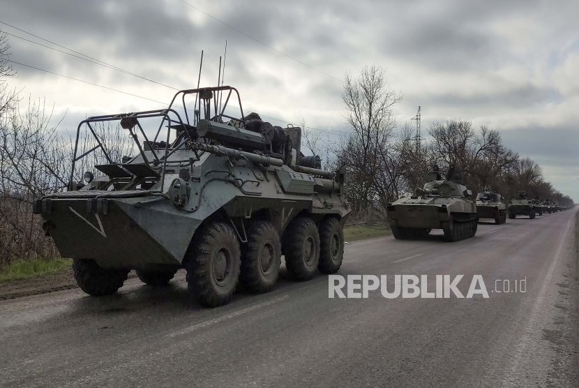 Konvoi militer Rusia bergerak di jalan raya di daerah yang dikuasai oleh pasukan separatis dukungan Rusia di dekat Mariupol, Ukraina, Sabtu, 16 April 2022. 