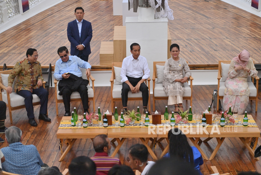 Presiden Joko Widodo (tengah) didampingi Ibu Negara Iriana Joko Widodo dan sejumlah kepala negara peserta KTT ke-42 ASEAN menaiki kapal pinisi di Labuan Bajo, NTT, Rabu (10/5/2023). 