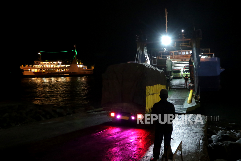 Petugas mengatur lalu lintas di Pelabuhan ketapang, Kabupaten Banyuwangi, Jawa Timur, Selasa (29/6/2021) malam WIB, usai KMP Yunice tenggelam di Selat Bali.