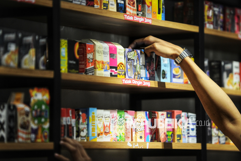 Penjual mengambil botol berisi cairan rokok elektronik (vape) di Jakarta, Senin (25/8/2025).