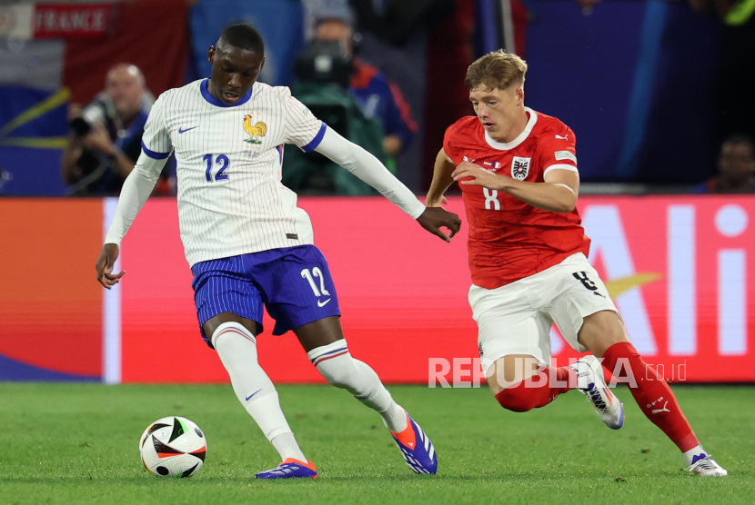 PemainPrancis Randal Kolo Muani (Kiri).