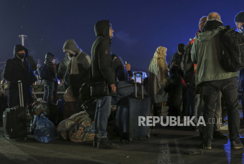 Pengungsi tiba di perbatasan Medyka setelah melarikan diri dari Ukraina, di Polandia, Senin, 28 Februari 2022. UEA Kirim Bantuan Kemanusiaan Lima Juta Dolar AS untuk Ukraina