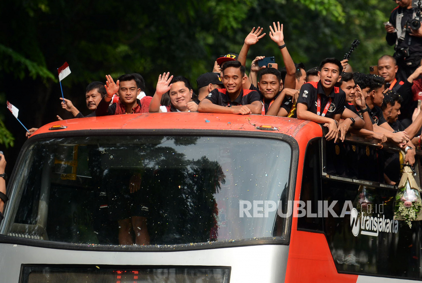 Ketua Umum PSSI Erick Thohir bersama pemain timnas sepakbola Indonesia  saat mengikuti kirab juara kontingen Sea Games 2023 di Depan Gedung Kemenpora, Senayan, Jakarta, Jumat (19/5/2023).