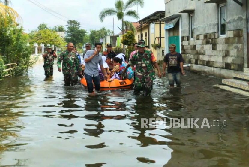 Anggota TNI bersama relawan BPBD Kabupaten Kudus masih melakukan evakuasi warga yang terdampak banjir dan harus mengungsi mengunakan perahu karet, Kamis (2/3).