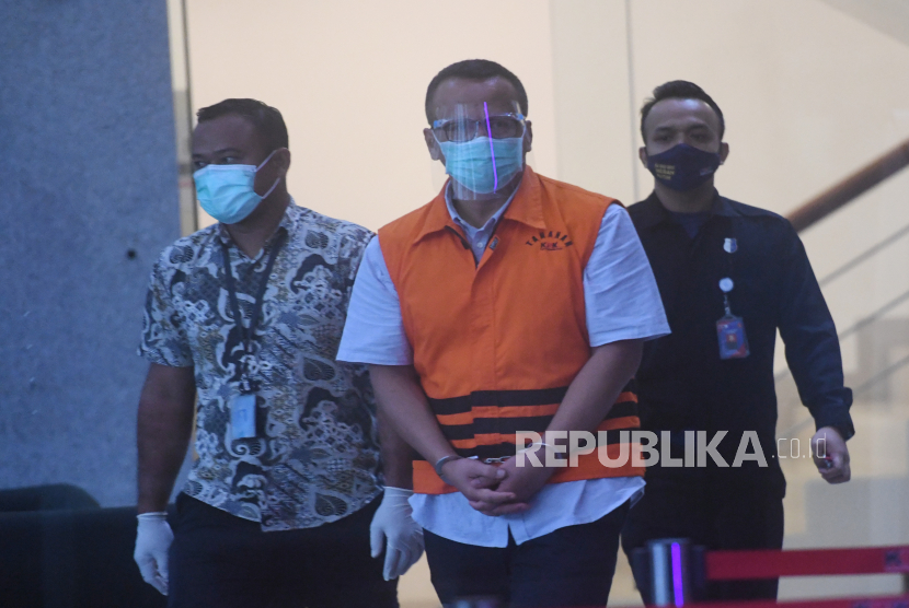 Mantan Menteri Kelautan dan Perikanan Edhy Prabowo (tengah) berjalan usai menjalani pemeriksaan di Gedung KPK, Jakarta, Jumat (29/1/2021). Edhy diperiksa terkait kasus dugaan suap ekspor benih lobster. 
