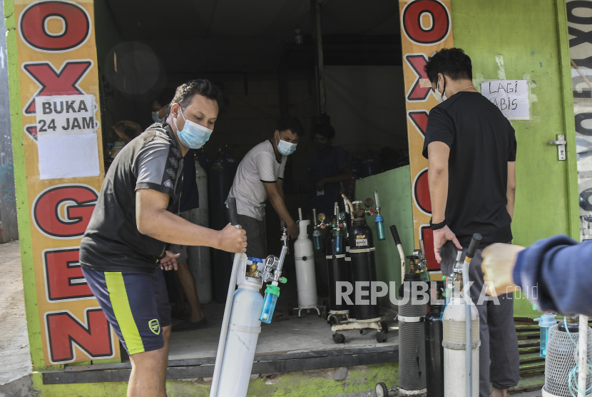 Sejumlah pekerja memindahkan tabung gas oksigen yang sudah terisi di Bekasi, Jawa Barat, Sabtu (3/7/2021). MUI mengingatkan bahwa menimbun barang untuk kebutuhan covid, saat masyarakat membutuhkan hukumnya haram. (foto ilustrasi)