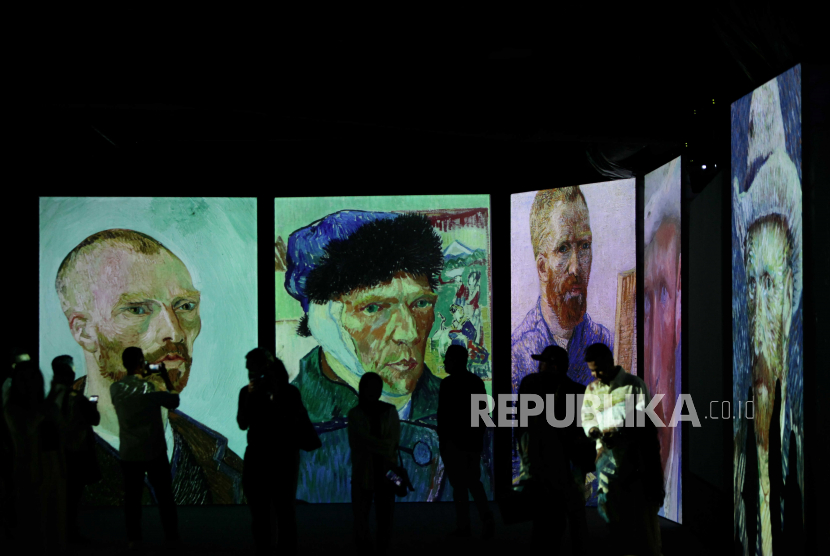 Pengunjung melihat karya pada pameran Van Gogh Alive Jakarta di Mal Taman Anggrek, Jakarta, Kamis (6/7/2023). Pameran multisensori yang menampilkan 3.000 karya seniman asal Belanda, Vincent Van Gogh tersebut berlangsung mulai 7 Juli hingga 9 Oktober 2023. Tiket pameran dijual dengan berbagai kategori mulai dari Rp152.000 hingga Rp243.200.