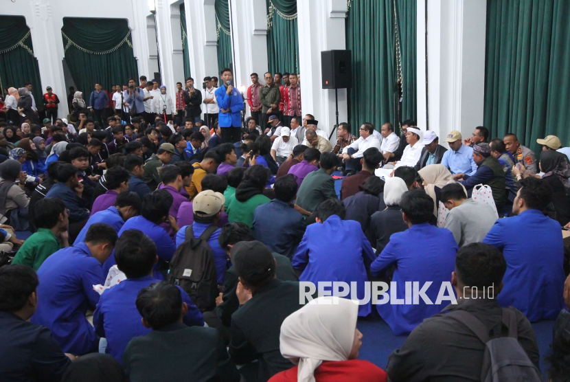 Para mahasiswa menyampaikan aspirasi kepada Gubernur Jawa Barat (Jabar) Dedi Mulyadi saat acara Forum Dialog Terbuka Mahasiswa Jabar di Gedung Sate, Kota Bandung, Rabu (9/3/2025). Acara ini dihadiri berbagai kampus di Jabar. Mulai dari daerah Bandung, Bogor, Tasikmalaya, hingga Cirebon.