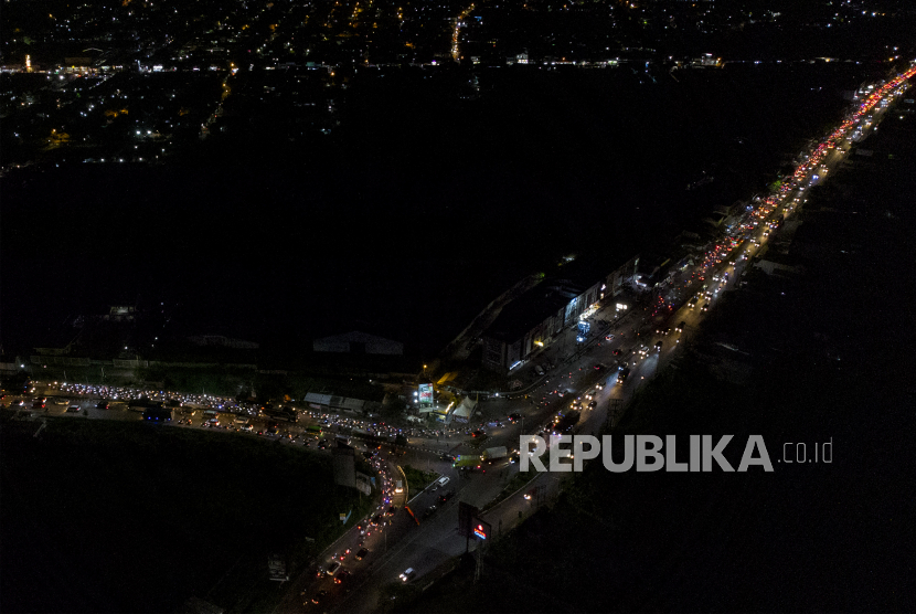 Foto udara kendaraan memadati jalur Pantura Karawang, Jawa Barat, Kamis (28/4/2022) malam. H-4 Lebaran 2022 jalur Pantura Karawang  mulai dipadati pemudik. 