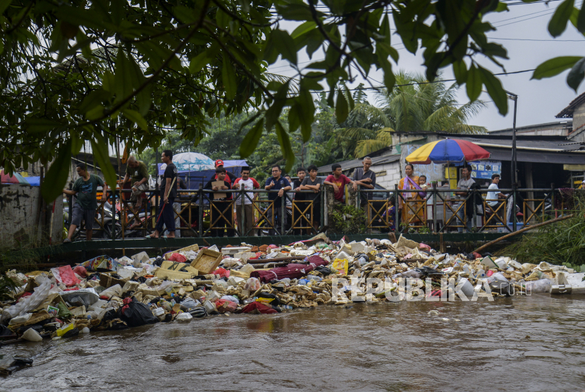 Kabupaten Bekasi angkut sampah di empat aliran sungai cegah banjir (Foto: ilustrasi sampah sungai).
