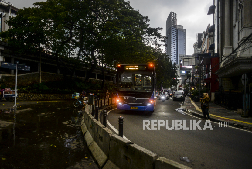 Bus Transjakarta melintas di Jalan Blora, Jakarta. PT Transportasi Jakarta (Transjakarta) melakukan penyesuain layanan operasional selama libur Natal dan tahun baru, sejak Sabtu (25/12) kemarin sampai dengan Senin (3/1) tahun 2022. Hal itu sesuai dengan dengan SK Dinas Perhubungan Nomor 521 tahun 2021 mengenai Petunjuk Teknis Pengaturan Kapasitas Angkut dan Waktu Operasional Sarana Transportasi pada Masa PPKM Level 1.