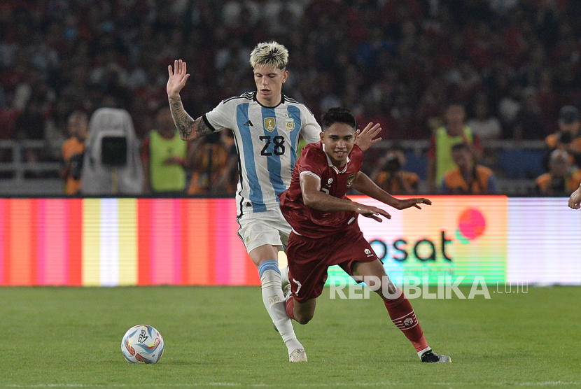 Pemain timnas Indonesia Marselino Ferdinan berusaha melewati adangan pemain Argentina Alejandro Garnacho dalam laga FIFA Matchday di Stadion Gelora Bung Karno, Senayan, Jakarta, Senin (19/6/2023). Pada pertandingan itu Indonesia kalah dengan skor 0-2.