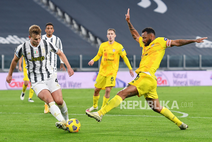  Juventus Matthijs De Ligt (Kiri) dan Cagliaris Joao Pedro beraksi saat pertandingan sepak bola Serie A Italia Juventus FC vs Cagliari Calcio di stadion Allianz di Turin, Italia, 21 November 2020.