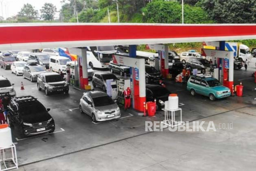 Layanan pengisian BBM di jalur tol Trans Jawa di wilayah Kabupaten Batang, Jawa Tengah, Selasa (18/4). Seiring bertambahnya pergerakan pemudik ke wilayah Jawa Tengah konsumsi BBM jenis Gasoline di daerah ini juga mengalami lonjakan hingga 67 persen pada H-7 Lebaran 2023.