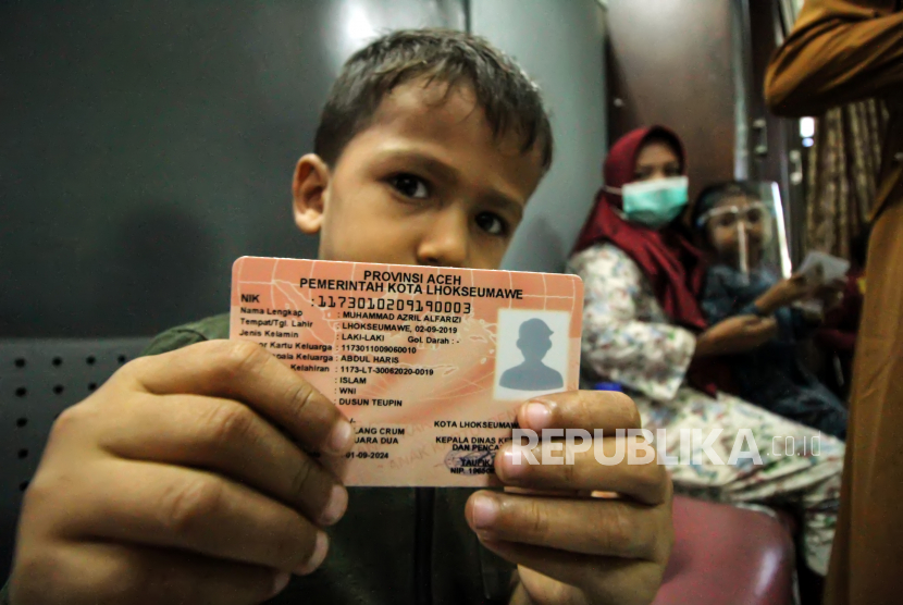 Seorang anak menunjukkan Kartu Identitas Anak (KIA) miliknya