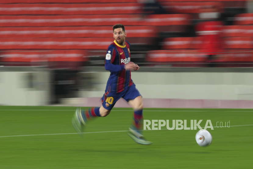Lionel Messi memperpanjang kontrak di Barcelona.