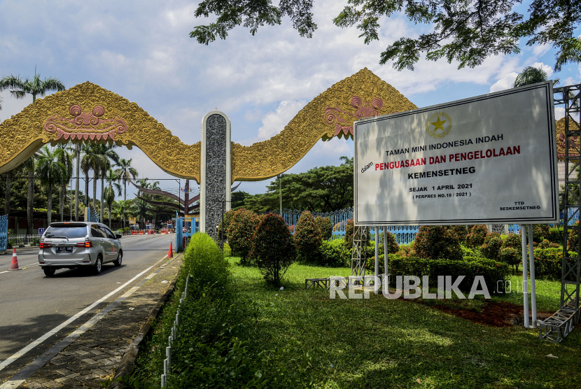 Pelang bertuliskan TMII dalam penguasaan dan pengelolaan Kemensetneg yang terpasang di depan gerbang TMII, Jakarta, Kamis (8/4). Pemerintah melalui Kementerian Sekretariat Negara (Kemensetneg) mengambil alih pengelolaan Taman Mini Indonesia Indah (TMII) dari Yayasan Harapan Kita. Republika/Putra M. Akbar