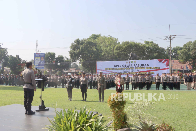 Gelar Pasukan Operasi Mantap Brata Lodaya 2023-2024 di Markas Polresta Cirebon, Kabupaten Cirebon, Jawa Barat, Selasa (17/10/2023). 