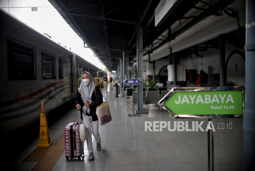 Calon penumpang bergegas menaiki kereta Jayabaya jurusan Malang di Stasiun Pasar Senen, Jakarta, Senin (29/8/2022). (Ilustrasi)