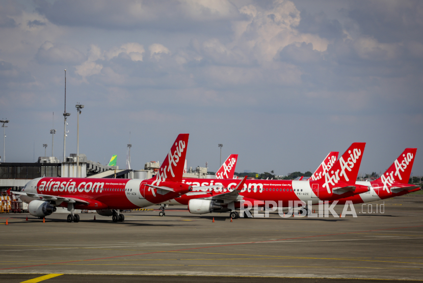 Sejumlah armada pesawat AirAsia terparkir di Apron Terminal 1D Bandara Soekarno Hatta, Tangerang, Banten. Seluruh maskapai yang tergabung di dalam Air Asia Group, termasuk AirAsia Indonesia mendapatkan peringkat tertinggi Covid-19 Health Ratings dari para ahli aviasi di Airlineratings.com.