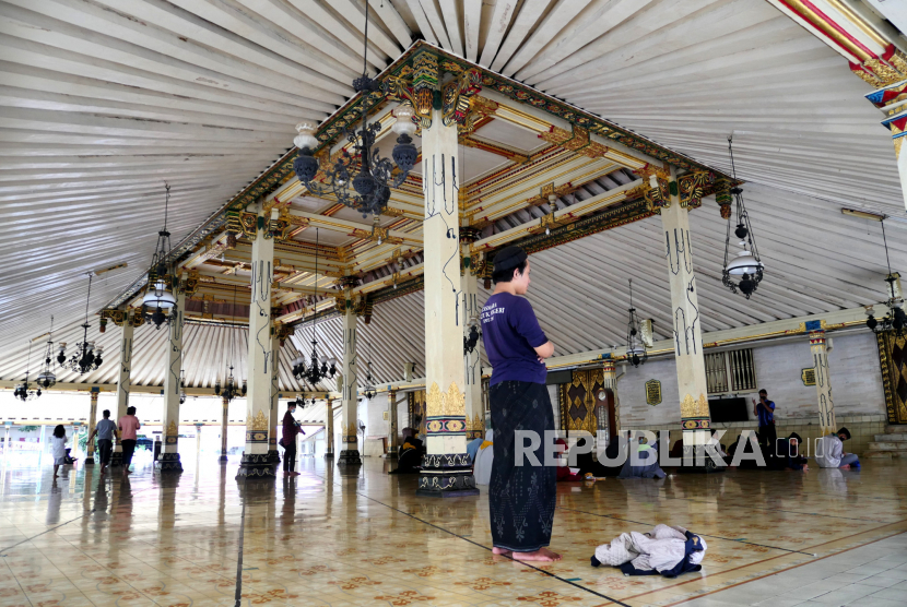 Pengunjung beribadah di Masjid Gedhe Kauman, Yogyakarta. Kemenag Yogyakarta: Belum Ada Keluhan Pengeras Suara Masjid