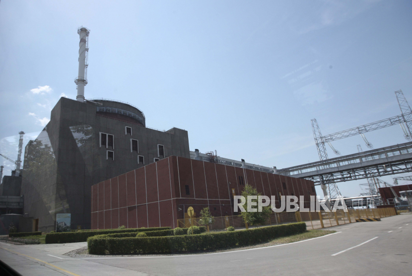 FILE - Unit pembangkit listrik di pembangkit listrik tenaga nuklir Zaporizhzhia di kota Enerhodar, di selatan Ukraina, ditampilkan pada 12 Juni 2008. 
