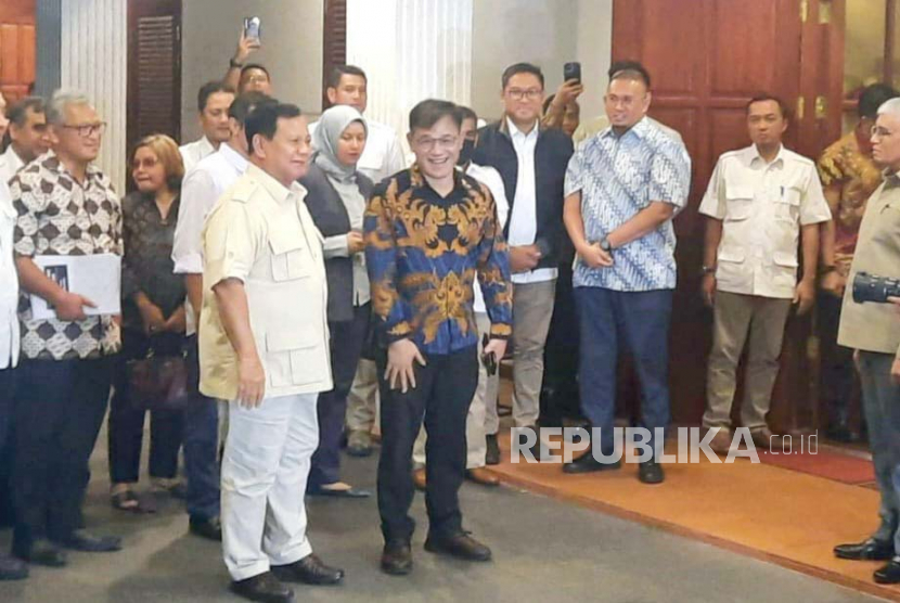 Ketua Umum Partai Gerindra Prabowo Subianto menyambut kedatangan politisi PDIP Budiman Sudjatmiko di kediamannya di Jalan Kertanegara, Kebayoran Baru, Jakarta Selatan, Selasa (18/7/2023) malam. 