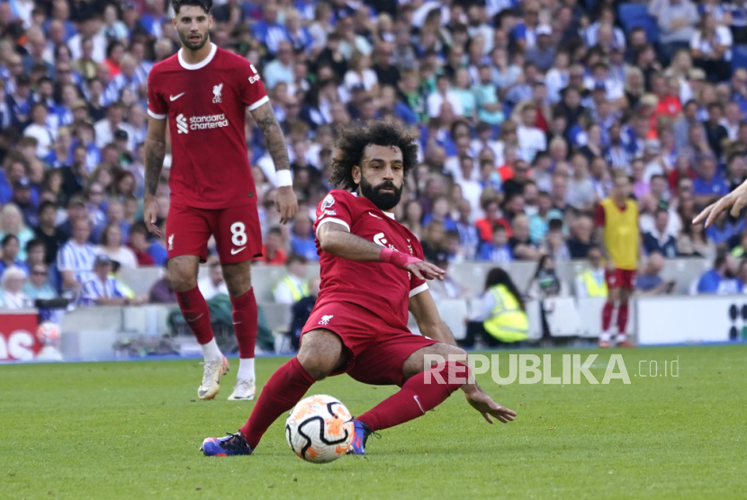 Penyerang Liverpool, Mohamed Salah, mengambil bola saat pertandingan sepak bola Liga Primer Inggris.