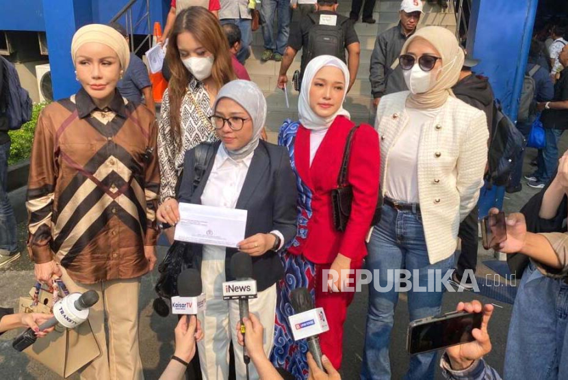 Kuasa hukum finalis Miss Universe Indonesia 2023, Mellisa Anggraini mendampangi korban melaporkan kasus dugaan pelecehan di ajang kontestasi kecantikan, ke Polda Metro Jaya, Jakarta Selatan, Senin (7/8/2023). 