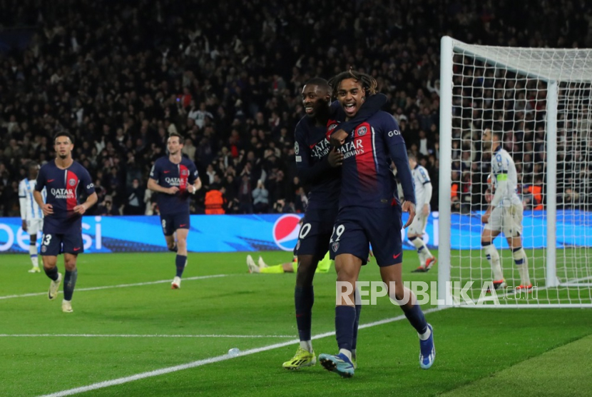 Bradley Barcola (kanan) dari PSG merayakan keunggulan 2-0 pada pertandingan leg pertama babak 16 besar Liga Champions UEFA antara Paris Saint Germain (PSG) dan Real Sociedad di Paris, Prancis, Kamis (15/2/2024) dini hari WIB.