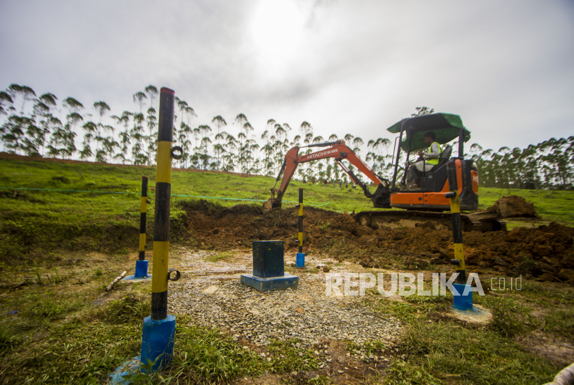 Pekerja mengoperasikan alat berat di dekat patok titik nol ibu kota negara (IKN) Nusantara di Kecamatan Sepaku, Kabupaten Penajam Paser Utara, Kalimantan Timur, Ahad (6/2/2022).