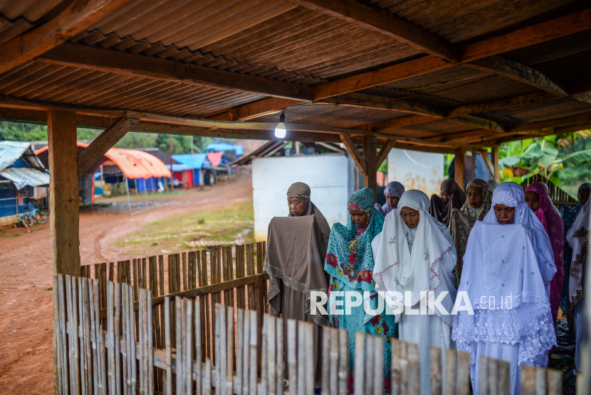 Warga penyintas bencana longsor dan banjir bandang melaksanakan shalat Idul Adha 1446 H di Kampung Cigobang, Lebak, Banten, Jumat (6/6/2025). Pelaksanaan shalat Idul Adha 1446 Hijriah tersebut digelar warga penyintas bencana longsor dan banjir bandang Lebak 2020 di tenda hunian sementara (huntara). 