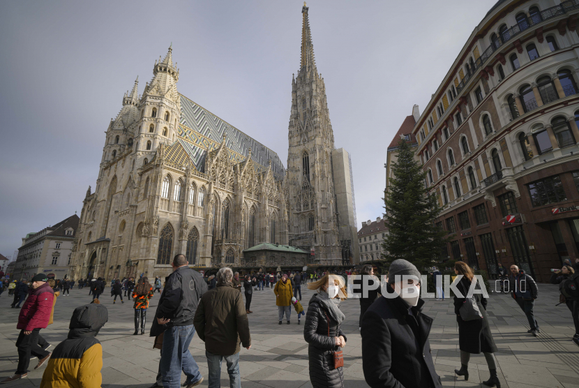 Orang-orang berjalan di dekat Katedral St. Stephens di Wina, Austria, Ahad 21 November 2021. 
