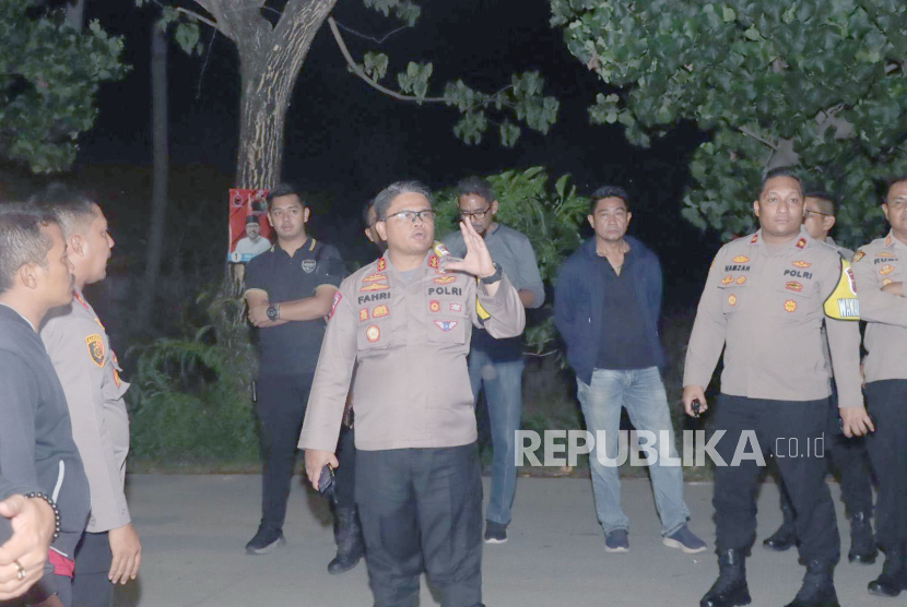 Kapolres Indramayu AKBP M Fahri Siregar saat memimpin patroli skala besar di Kabupaten Indramayu, Jawa Barat, Sabtu (30/12/2023) malam hingga Ahad (31/12/2023) dini hari. 