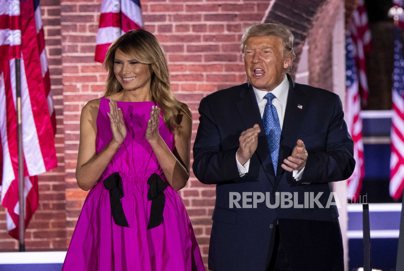  Presiden AS Donald J. Trump (kanan) dan Ibu Negara Melania Trump (kiri) menghadiri malam ketiga Konvensi Nasional Partai Republik, di Fort McHenry di Baltimore, Maryland, AS 26 Agustus 2020.