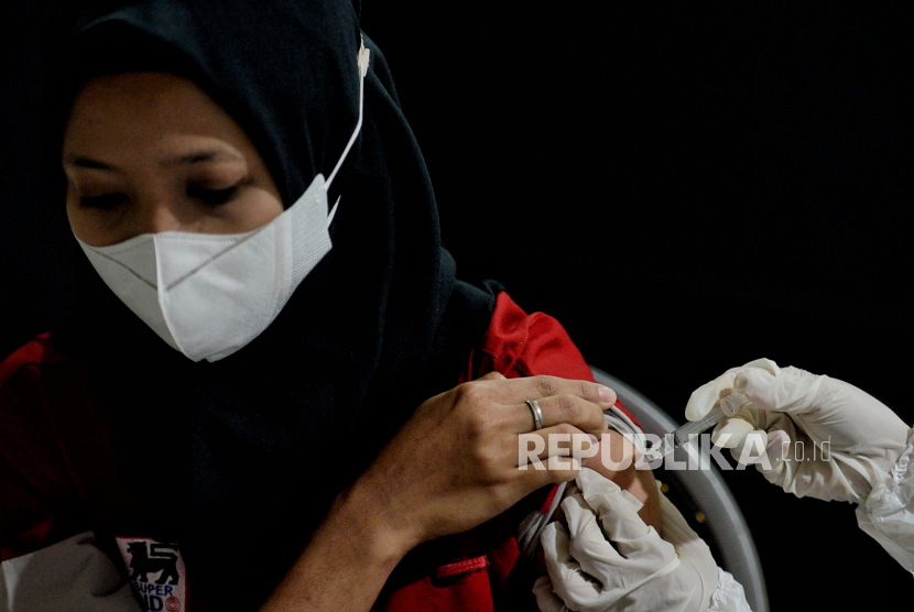 Tenaga kesehatan menyuntikan vaksin Covid-19, (ilustrasi).  Pemerintah Kota Tangerang menyiapkan sebanyak 20 ribu kapasitas vaksinasi yang diperuntukkan bagi pelaku usaha mikro, kecil, dan menengah (UMKM) serta pedagang kaki lima (PKL) yang ada di wilayah Kota Tangerang, Banten. 