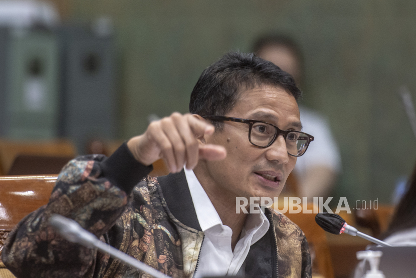 Menteri Pariwisata dan Ekonomi Kreatif/Kepala Badan Pariwisata dan Ekonomi Kreatif Sandiaga Salahuddin Uno memberikan paparannya saat mengikuti Rapat Kerja dengan Komisi X DPR di Kompleks Parlemen, Senayan, Jakarta, Senin (4/7/2022). 