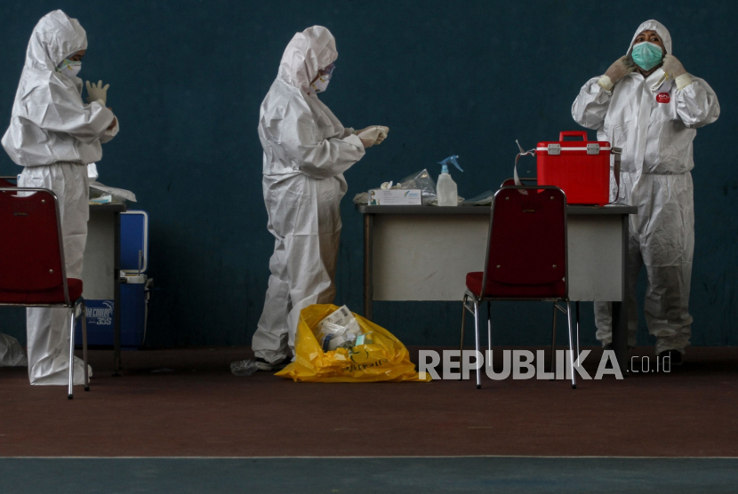 Sejumlah tenaga kesehatan melengkapi Alat Pelindung Diri (APD) ketika bersiap untuk melakukan tes usap di Pekanbaru, Riau. Ilustrasi