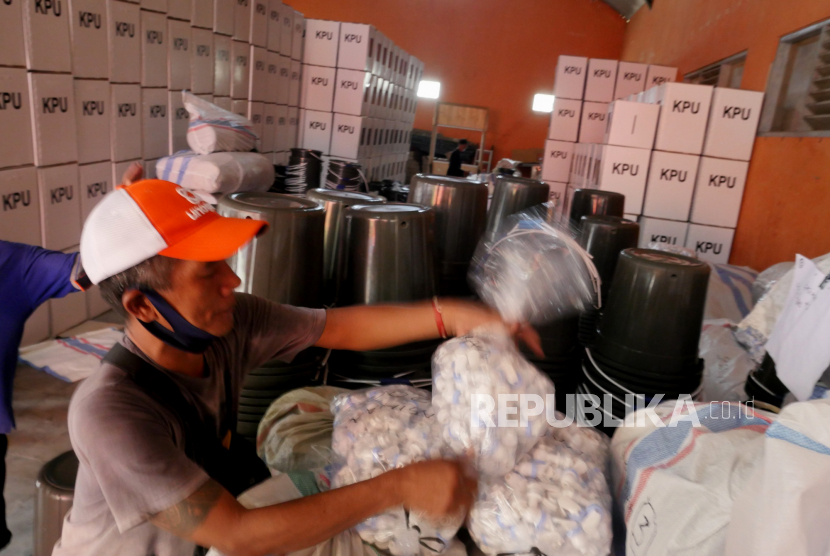 Pekerja memindahkan kran cuci tangan untuk Pilkada serentak di Gudang KPUD Bantul, Yogyakarta, Jumat (20/11). Setiap TPS akan mendapatkan dua ember cuci tangan untuk mencegah penularan Covid-19. Dan logistik Pilkada selain surat suara sudah siap didistribusikan ke kecamatan.
