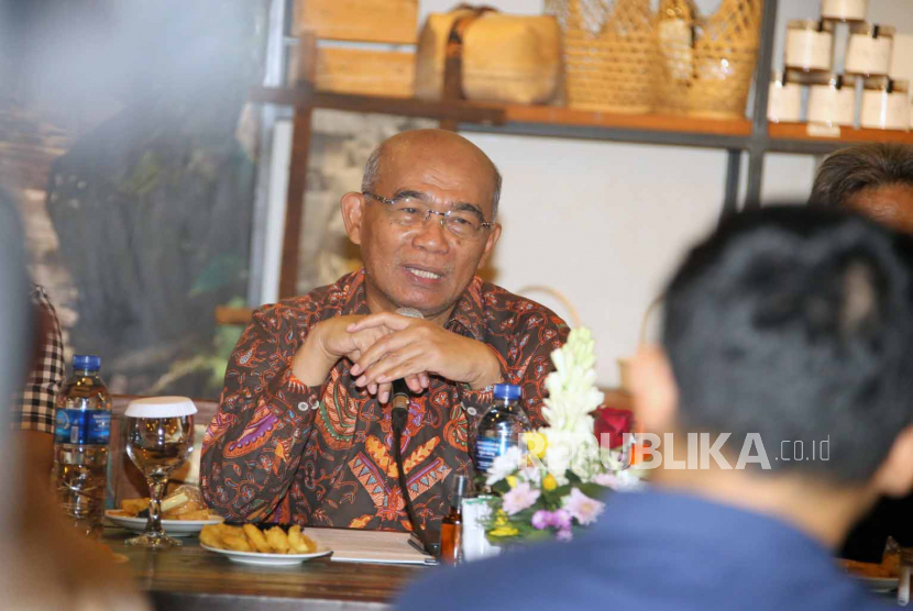 Menko PMK Muhadjir Effendy berdialog dengan wartawan, budayawan, dan influencer di Resto Kenja, Nusa Dua, Bali pada Sabtu, (6/5/2023). 