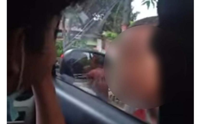 Sebuah video berisi aksi pengemis anak-anak sedang marah hingga menendang pintu mobil 