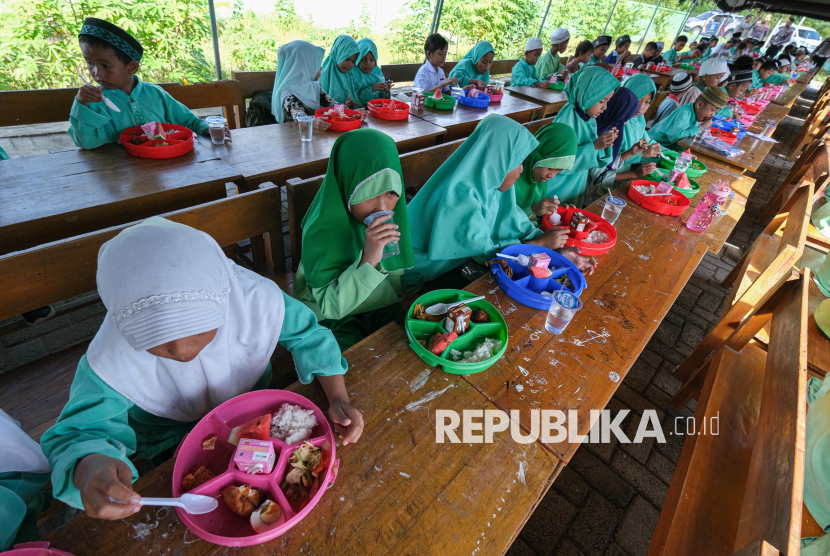 Sejumlah murid SD menyantap makanan bergizi saat uji coba makan bergizi gratis di SDN 104 Kendari, Sulawesi Tenggara, Jumat (15/11/2024). Direktorat Lalu Lintas Kepolisian Daerah (Ditlantas Polda) Sulawesi Tenggara melakukan uji coba makan bergizi gratis bagi murid Sekolah Dasar (SD) sebagai dukungan terhadap program Pemerintahan Presiden dan Wakil Presiden Prabowo Subianto-Gibran Rakabuming Raka. 