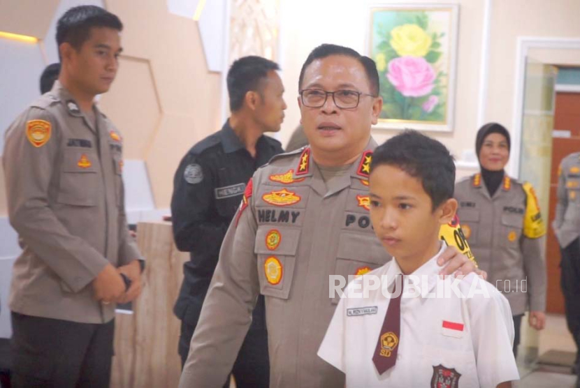 Kapolda Lampung Irjen Pol Helmy Santika mengundang khusus bocah SD Rezky Maulana di ruangannya, Rabu (25/10/2023).  