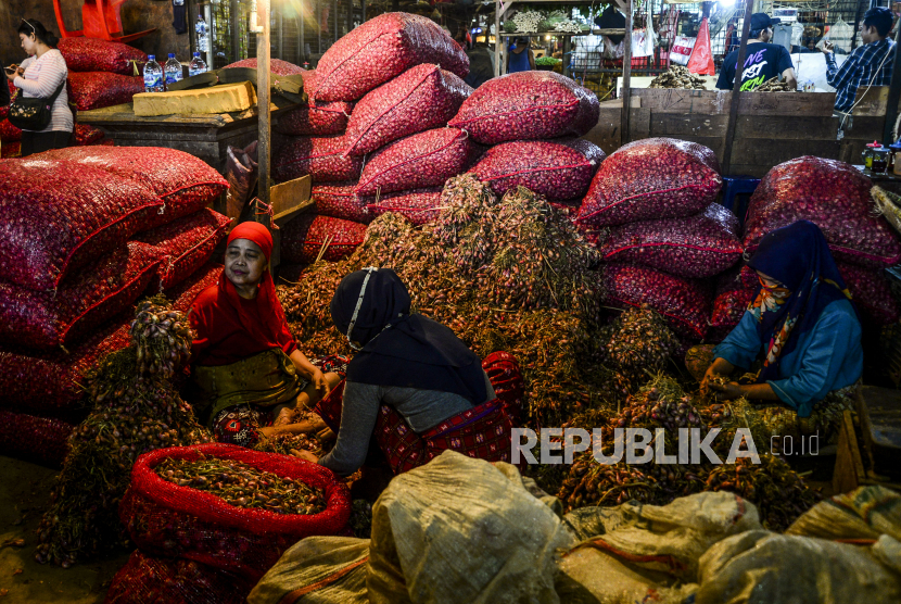 Sejumlah pedagang saat beraktivitas di Pasar Induk Kramat Jati, Jakarta, Rabu (7/4). Kementerian Pertanian menyatakan telah menyiapkan tiga strategi utama agar komoditas pangan lokal dapat lebih eksis dan tidak tergerus oleh serbuan produk impor. 