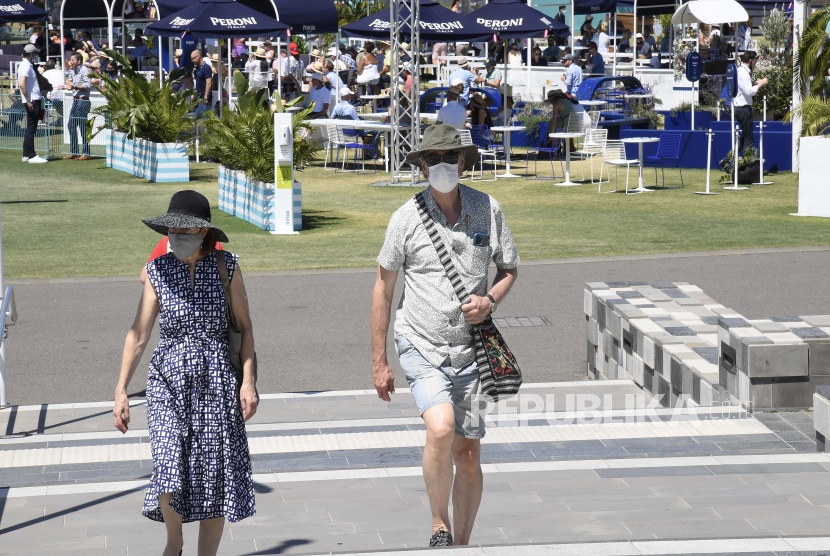 Penonton kembali ke Melbourne Park setelah lima hari penguncian Covid-19 dalam kejuaraan tenis Australia Terbuka di Melbourne, Australia, Kamis, 18 Februari 2021.